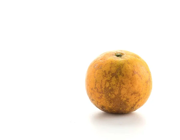 Świeża pomarańcza na białym tle — Zdjęcie stockowe