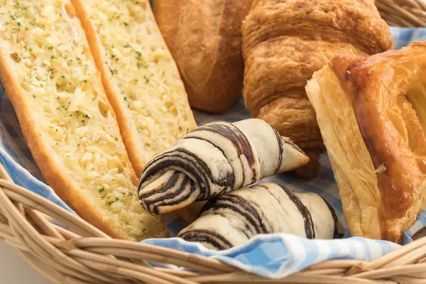 Mix brood op witte achtergrond — Stockfoto