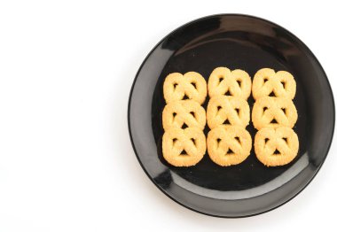 Beyaz arkaplanda tereyağlı kurabiye