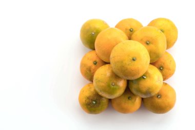 Beyaz arkaplanda taze turuncu