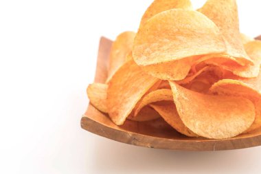 Beyaz arkaplanda patates cipsi