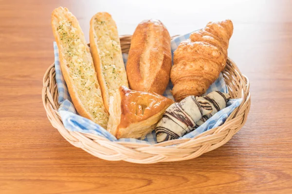 Misturar pão no fundo de madeira — Fotografia de Stock