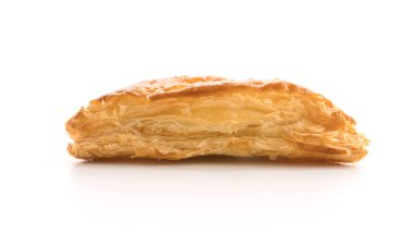 Ton balıklı pasta beyaz arka plan üzerinde