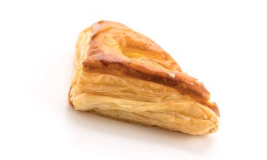 Ton balıklı pasta beyaz arka plan üzerinde