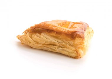 Ton balıklı pasta beyaz arka plan üzerinde