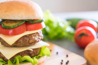 Tahta tabakta hamburger Amerikan yemeği.