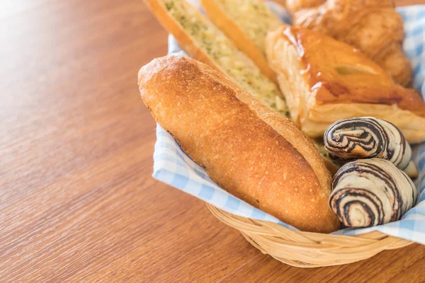 Brot auf Holz-Hintergrund mischen — Stockfoto