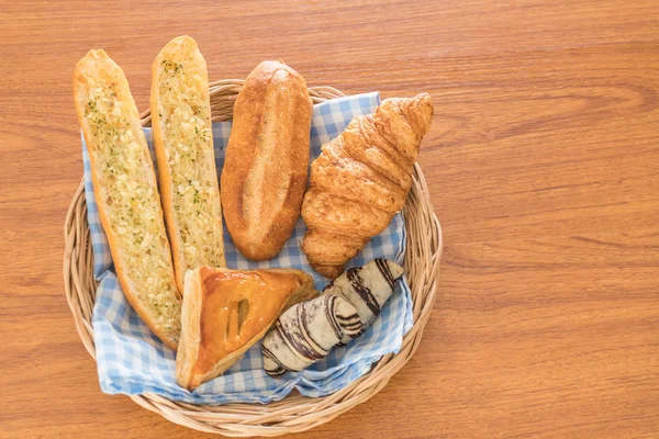 Brot auf Holz-Hintergrund mischen — Stockfoto