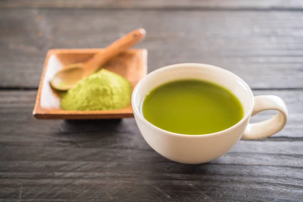 Matcha caliente sobre fondo de madera - enfoque suave con filtro de película vintage — Foto de Stock