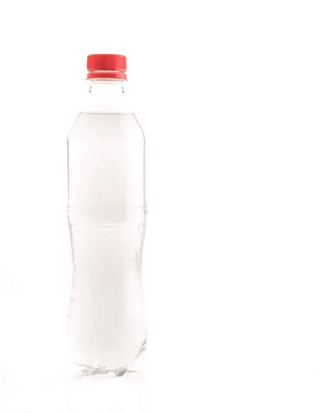 Butelka z wodą na białym tle — Zdjęcie stockowe
