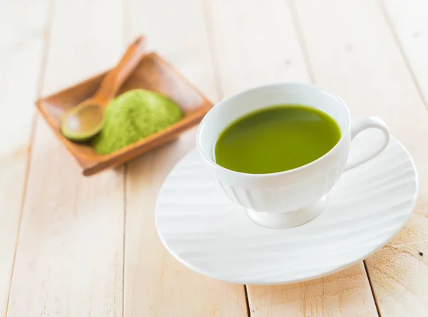 Matcha caliente sobre fondo de madera - enfoque suave con filtro de película vintage — Foto de Stock