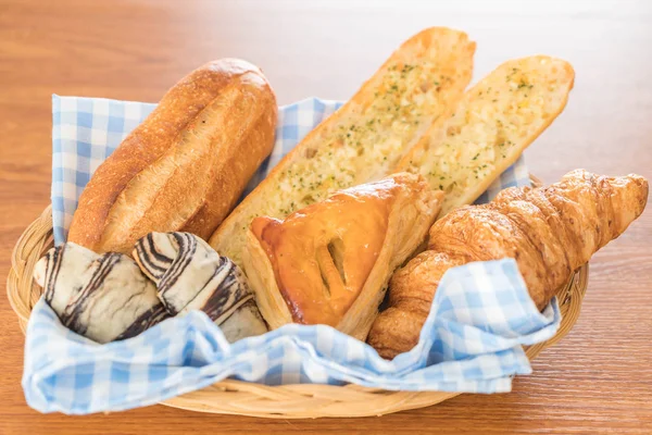Mescolare il pane su fondo legno — Foto Stock