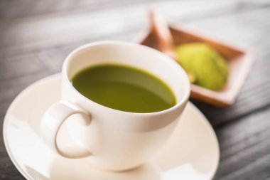 Tahta zemin üzerinde sıcak kibrit - Klasik film filtresi ile yumuşak odak