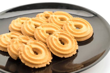 Beyaz arkaplanda tereyağlı kurabiye