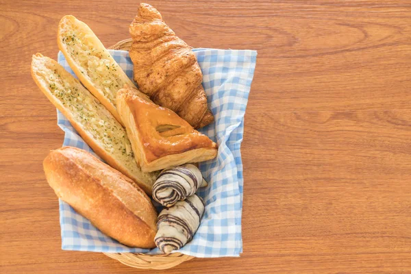 Brot auf Holz mischen — Stockfoto