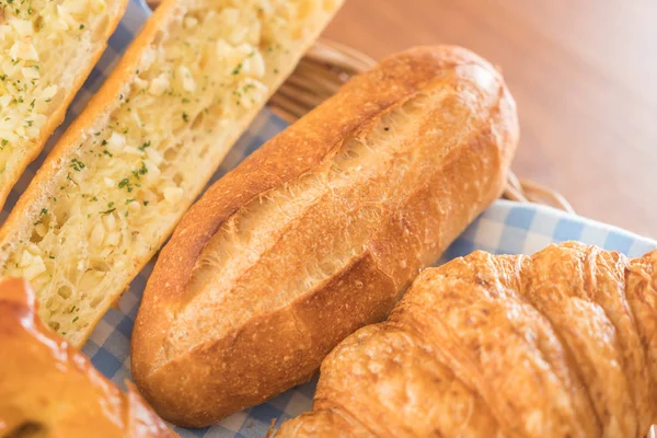 Brot auf Holz mischen — Stockfoto