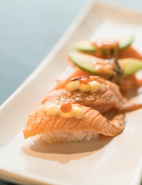 Toro somon nigiri yandı