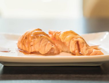 Somon mayo nigiri yandı