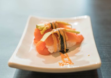 Somon avokado nigiri