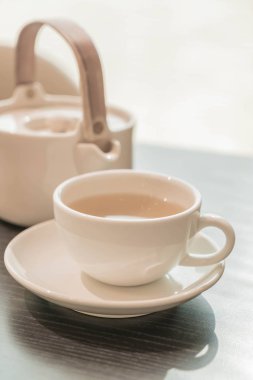 Çay fincanı ve çaydanlık. 