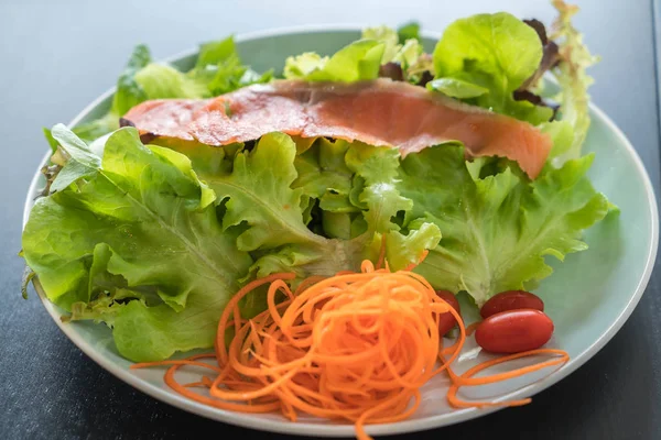 Insalata - salmone affumicato con verdure — Foto Stock