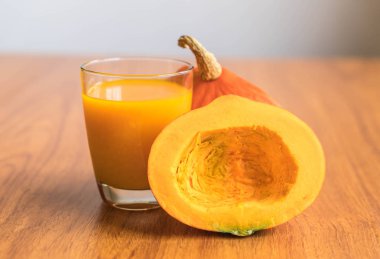 ahşap arka plan üzerinde kabak suyu