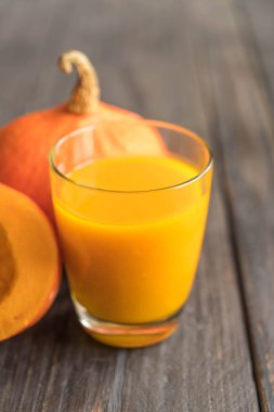 ahşap arka plan üzerinde kabak suyu