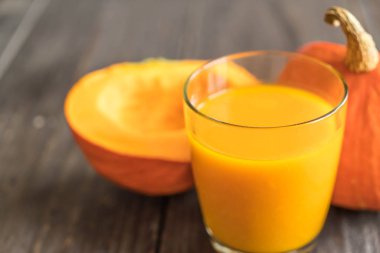 ahşap arka plan üzerinde kabak suyu