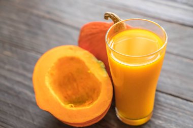 ahşap arka plan üzerinde kabak suyu