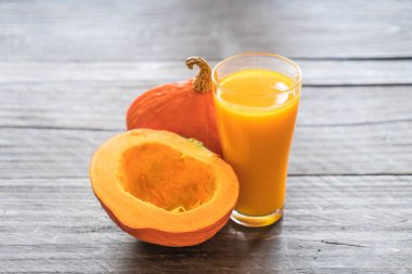 ahşap arka plan üzerinde kabak suyu