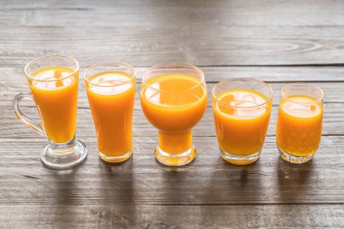 ahşap arka plan üzerinde kabak suyu