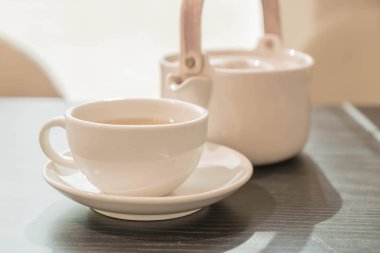 Çay fincanı ve çaydanlık. 