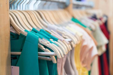 Giysiler rafta asılı.