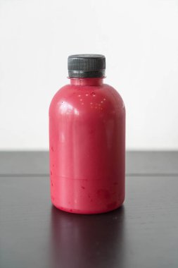 Ahşap masa suyu şişesinde