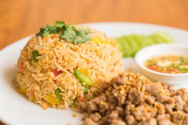 Kızarmış domuz eti pilav