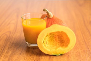 ahşap arka plan üzerinde kabak suyu