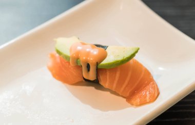 Somon avokado nigiri
