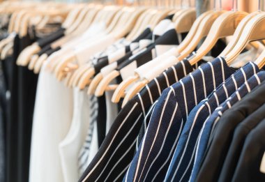 Giysiler rafta asılı.