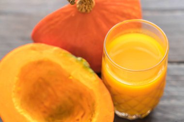 ahşap arka plan üzerinde kabak suyu