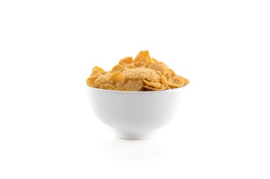 Beyaz arkaplanda mısır gevrekleri