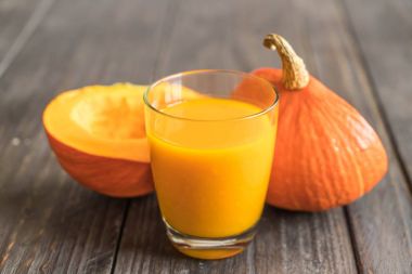 ahşap arka plan üzerinde kabak suyu