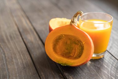 ahşap arka plan üzerinde kabak suyu