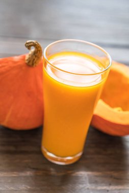 ahşap arka plan üzerinde kabak suyu