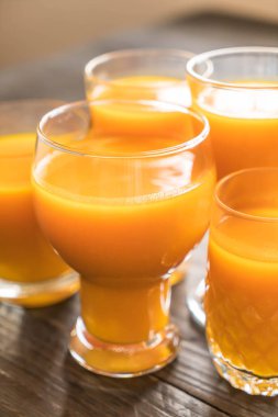 ahşap arka plan üzerinde kabak suyu