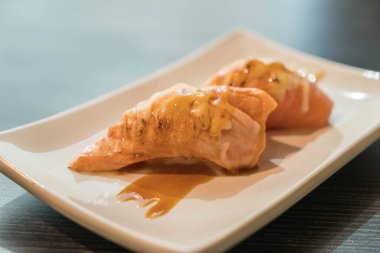 Somon mayo nigiri yandı