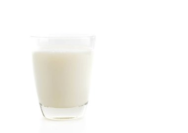 Beyaz arka plan üzerinde taze süt