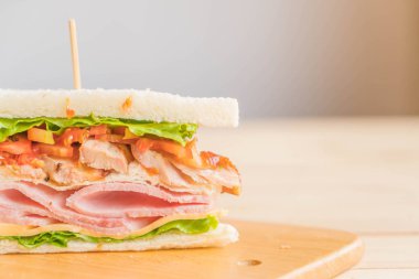 tavuk sandviç ahşap arka plan üzerinde