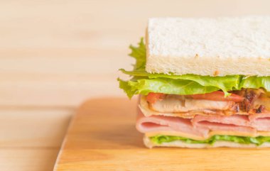 tavuk sandviç ahşap arka plan üzerinde