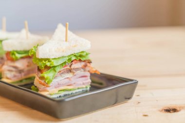 tavuk sandviç ahşap arka plan üzerinde