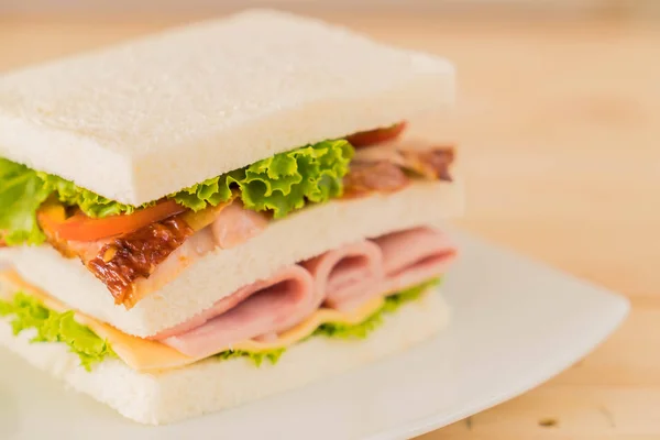 Pollo prosciutto sandwich su sfondo di legno — Foto Stock